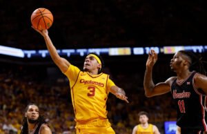 O 6º colocado do estado de Iowa se recupera do buraco de 10 pontos para vencer o 2º colocado Houston pela última grande vitória
