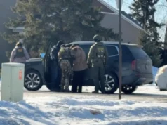 O ICE está reprimindo as pessoas que seguem outras pessoas em seus carros.