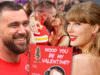 A conta do podcast de Travis Kelce posta um cartão de Dia dos Namorados fazendo referência a ‘Wood’ de Taylor Swift