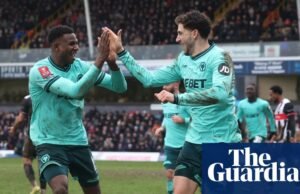 Os Wolves mostraram coragem ao lutar contra Grimsby para chegar à quinta rodada da FA Cup. xícara