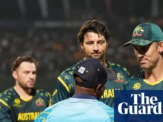 A Austrália, cercada de críticas, teve que depender de outros para evitar uma derrota constrangedora na Copa do Mundo T20. seleção australiana de críquete