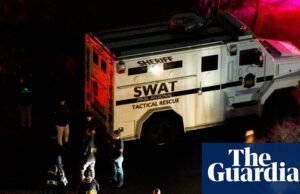 A polícia isola uma estrada perto da casa da desaparecida apresentadora do programa Today, Samantha Guthrie, no Arizona. Arizona