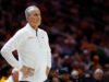 O técnico do Tennessee, Rick Barnes, questiona, brincando, se seus jogadores estão apostando em jogos dos quais se arrependerão imediatamente