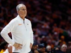 O técnico do Tennessee, Rick Barnes, questiona, brincando, se seus jogadores estão apostando em jogos dos quais se arrependerão imediatamente