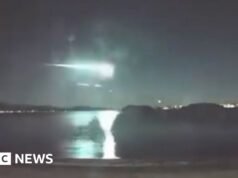 Momentos de um rastro de luz brilhante no horizonte da Nova Zelândia