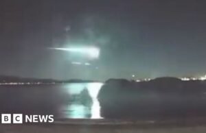 Momentos de um rastro de luz brilhante no horizonte da Nova Zelândia