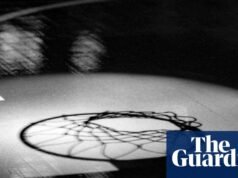 Técnico de basquete Tuskegee acusado de ‘violação’ após ser algemado pela polícia no final de um jogo de basquete universitário