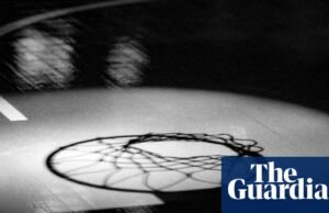 Técnico de basquete Tuskegee acusado de ‘violação’ após ser algemado pela polícia no final de um jogo de basquete universitário