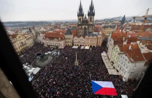 Tchecos se reúnem para apoiar o presidente à medida que o conflito com o governo se aprofunda