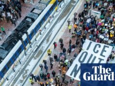 O Departamento de Justiça decidiu retirar as acusações contra homens acusados de matar um oficial do ICE em Minnesota. Minnesota