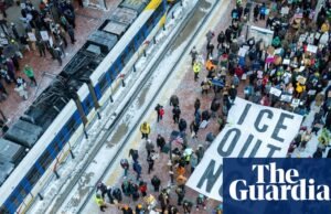 O Departamento de Justiça decidiu retirar as acusações contra homens acusados de matar um oficial do ICE em Minnesota. Minnesota