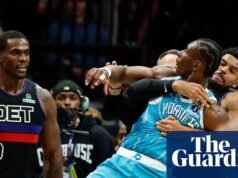 Quatro jogadores foram expulsos após uma briga durante o jogo Hornets-Pistons. NBA