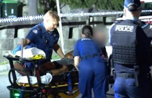 Vítima de esfaqueamento em Bondi Beach é hospitalizada após suposto ataque com faca de adolescente por causa de disputa com bicicleta elétrica