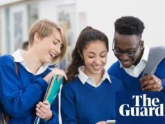 Políticas telefônicas escolares na Inglaterra ‘enorme desperdício’ de recursos de pessoal – estude escolas secundárias