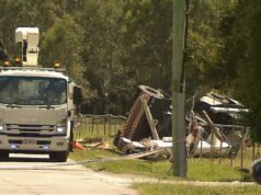 O motorista do guindaste morre depois que a ponta do guindaste fica presa nas linhas de energia em Hemant, nos subúrbios ao leste de Brisbane
