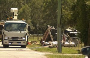 O motorista do guindaste morre depois que a ponta do guindaste fica presa nas linhas de energia em Hemant, nos subúrbios ao leste de Brisbane