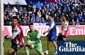 O gol contra de Heathcote contra o Brentford encerra a sequência de conto de fadas de Macclesfield na FA Cup. xícara