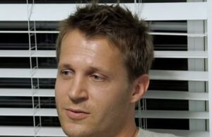 Ex-astro de reality show se declara inocente por motivo de insanidade em caso de sexo infantil e canino