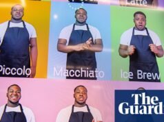 ‘Café é apenas uma desculpa’: café administrado por surdos onde pessoas ouvintes fazem pedidos usando sinais de surdez e perda auditiva