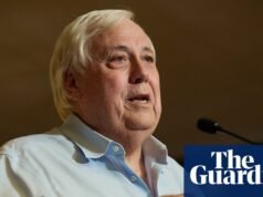 Clive Palmer refuta as alegações de Steve Bannon de que ele estava por trás da controversa estratégia publicitária eleitoral australiana de 2019 do bilionário Steve Bannon