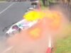 A estrela dos supercarros, James Golding, foge do acidente com uma bola de fogo nas 12 horas de Bathurst