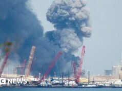 O Irã diz que atingiu uma base dos EUA no Bahrein, enquanto lança ataques em toda a região