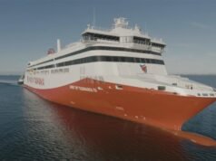 A tripulação do Spirit of Tasmania ajuda a resgatar cinco adultos e duas crianças de um barco que está afundando em Corio Bay, Geelong