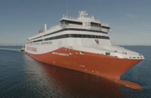 A tripulação do Spirit of Tasmania ajuda a resgatar cinco adultos e duas crianças de um barco que está afundando em Corio Bay, Geelong