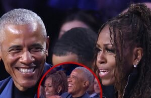 Barack Obama traz bola perdida enquanto está na quadra do NBA All-Star Game