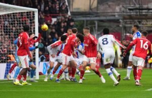 Nottingham Forest resistiu após uma bola de handebol de Neko Williams para negar o Crystal Palace