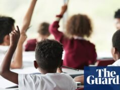 Qual é a nova orientação de género para escolas e faculdades em Inglaterra? | escolas