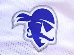 O defensor externo de Seton Hall sofre uma lesão devastadora na perna esquerda ao contornar a primeira base após fazer um home run