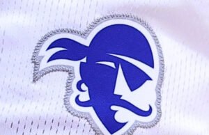 O defensor externo de Seton Hall sofre uma lesão devastadora na perna esquerda ao contornar a primeira base após fazer um home run