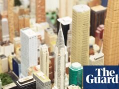 ‘Eu cortei uma casa, uma casinha de cada vez’: o caminhoneiro que passou décadas construindo uma pequena réplica da arte de Nova York