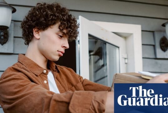 Acabando com a fraude: os britânicos devem ter cuidado com pacotes misteriosos à medida que novos golpes crescem | Golpes