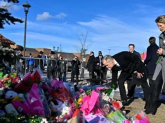 Carney e outros líderes lamentam as vítimas no local do tiroteio no Canadá