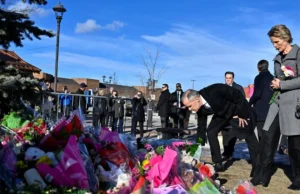 Carney e outros líderes lamentam as vítimas no local do tiroteio no Canadá