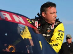 Tony Stewart cai na primeira largada da NASCAR desde sua aposentadoria em 2016