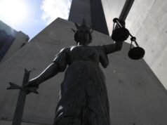 Mulher mata gato para comer carne antes de esfaquear ex-parceiro em Lockyer Valley, Queensland