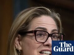 Kyrsten Sinema deu US$ 9.000 ao homem que ela é acusada de ter um caso com Kyrsten Sinema