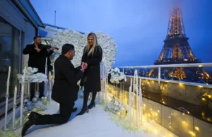 Propostas românticas fazem sucesso na Cidade do Amor