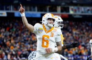 Tennessee QB Joey Aguilar arquiva para a sétima temporada de elegibilidade em 2026