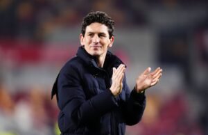 O técnico do Brentford, Keith Andrews, visita o vestiário do Macclesfield após a vitória da FA Cup