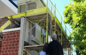 A construção da casa do casal Maylands ‘deu errado’, bagunça com propriedade defeituosa ainda incompleta