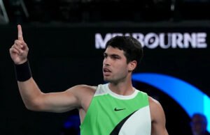 Carlos Alcaraz derrota Novak Djokovic para vencer o Aberto da Austrália e se torna o jogador mais jovem a completar o Grand Slam da carreira