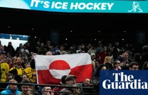 ‘Somos europeus’: torcedores levantam a bandeira da Groenlândia durante o jogo olímpico de hóquei no gelo EUA-Dinamarca nos Jogos Olímpicos de Inverno de 2026