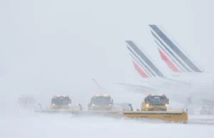 Companhias aéreas ordenadas a reduzir voos para Paris durante alerta de neve