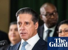 Superintendente de Los Angeles foi dispensado após batidas do FBI em sua casa e no escritório distrital. Los Angeles