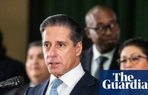 Superintendente de Los Angeles foi dispensado após batidas do FBI em sua casa e no escritório distrital. Los Angeles