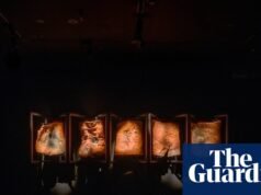 ‘Deixe o som acontecer ao seu redor’: poderoso memorial sonoro lembra a arte morta